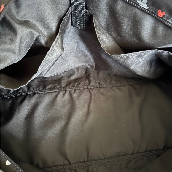 ❣️❣️SOLD❣️❣️ 🎉Host Pick 🎉 ❤️🖤NWOT MICKEY MOUSE Duffle Bag❤️🖤 - Picture 3 of 4